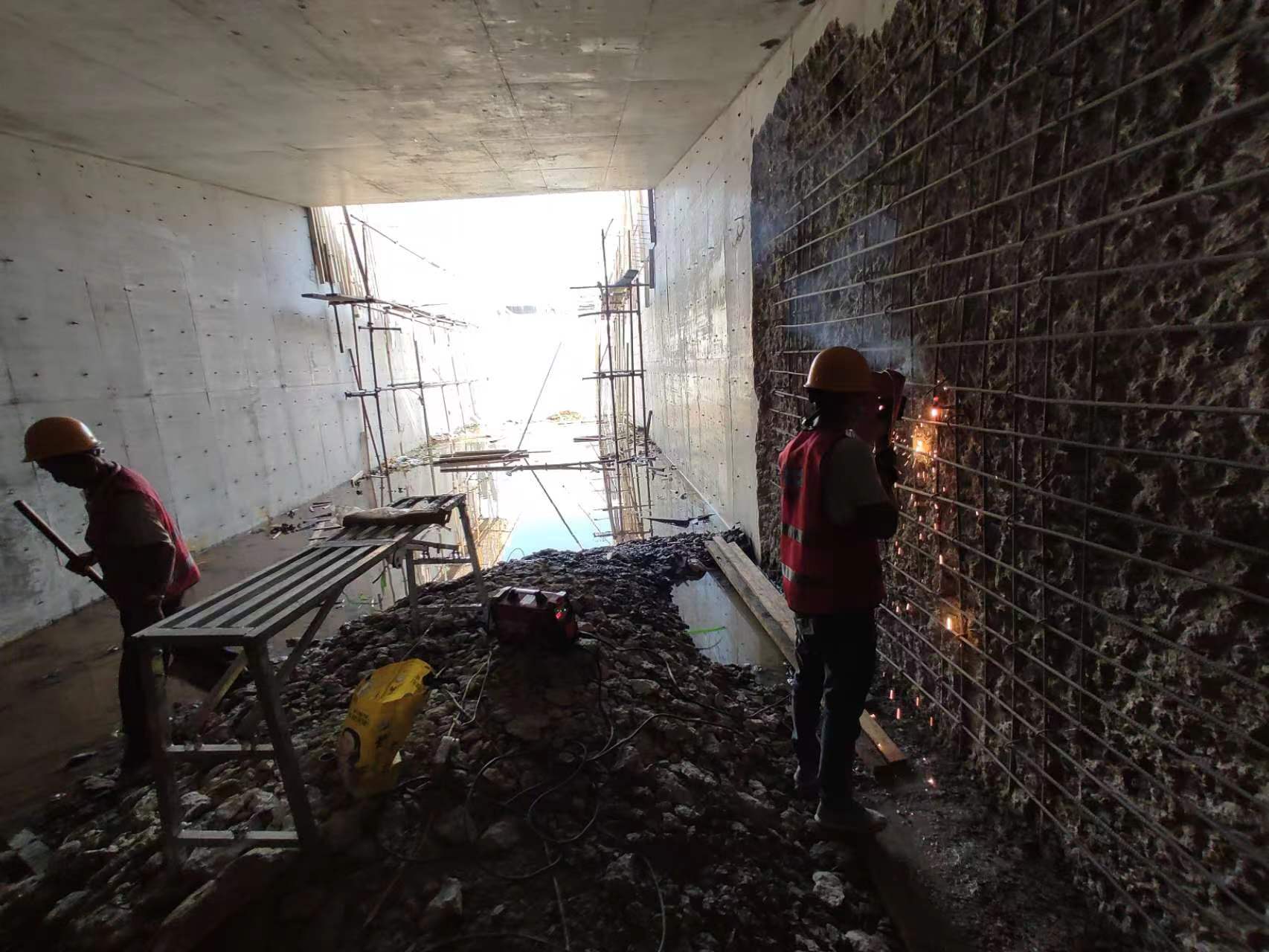 阿鲁科尔沁挖断承重墙导致楼体开裂，加固施工方案出炉